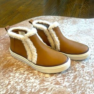 TOMS Bryce Leather & Faux Fur Lined Slip On Sneaker Brown Sugar Size 6 NWOT